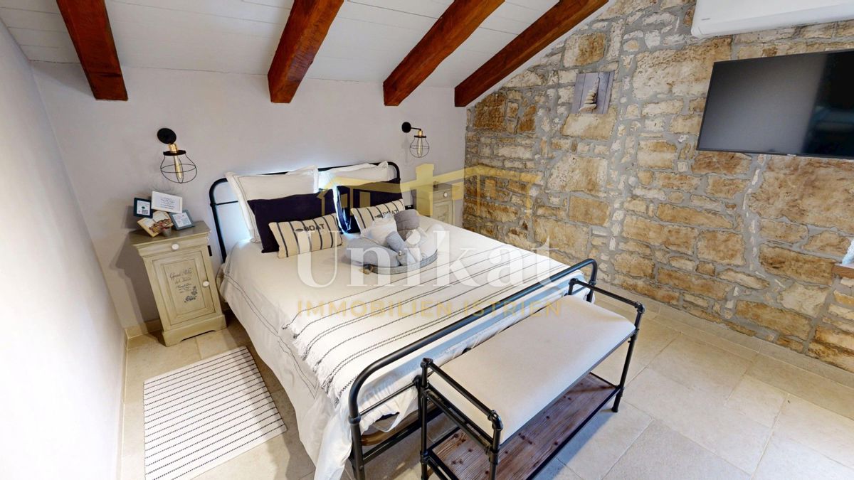 Čudovita posest z dvema kamnitima hišama in bazenom